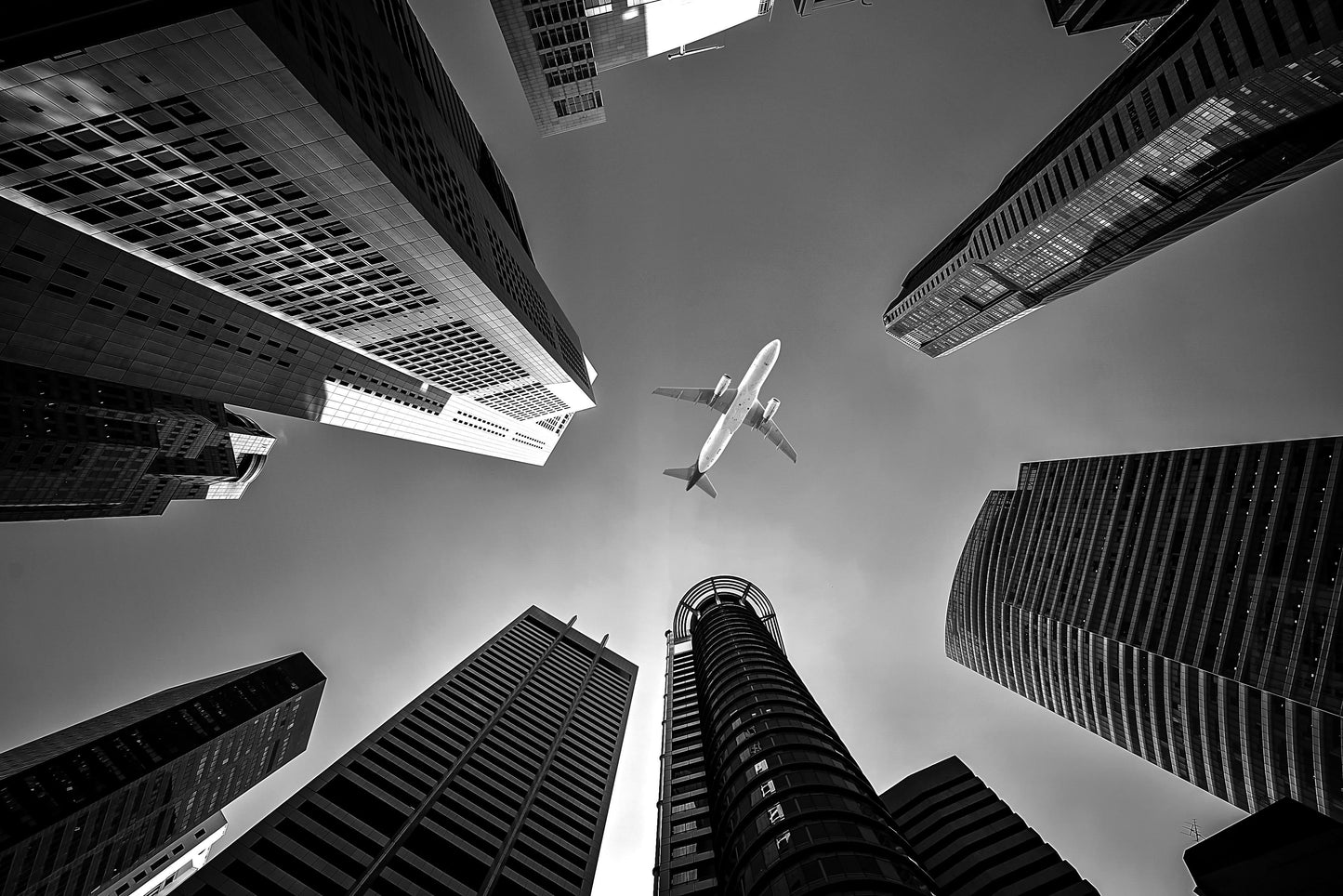 Avión Sobre los Edificios