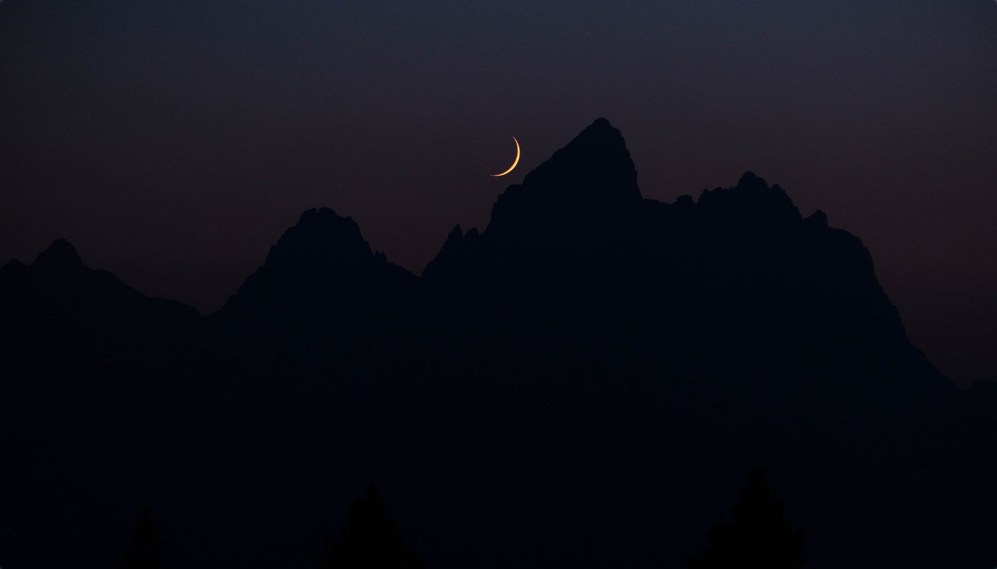 Media Luna a través de las Montañas